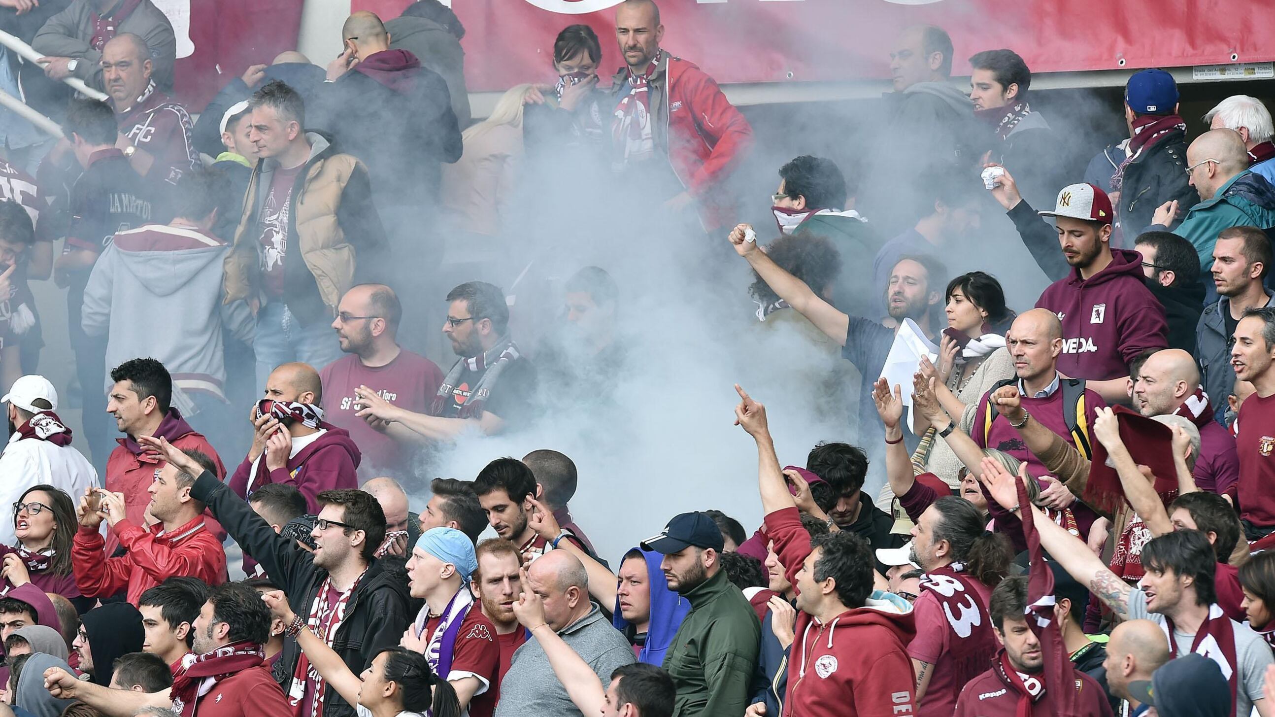 Nella faccia violenta del derby spunta pure una bomba carta