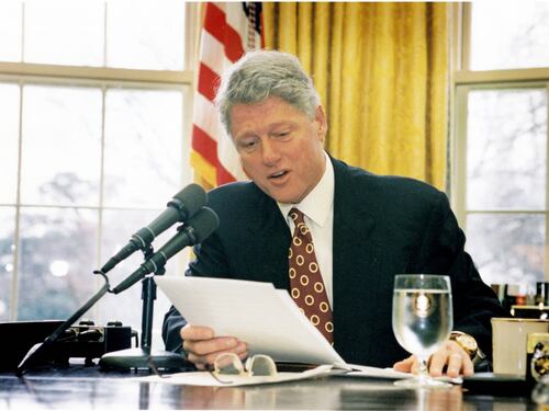 Così inchiodano Clinton: "C'era pure lui nella villa delle orge di Epstein"