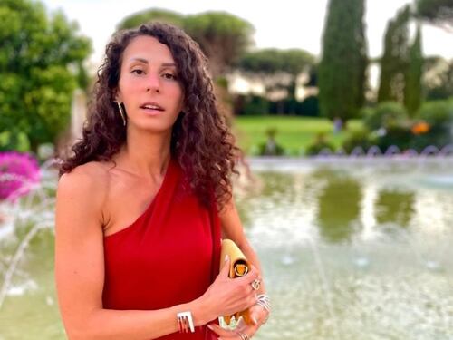 Influencer si fa togliere le tube per non avere figli, esplode la polemica