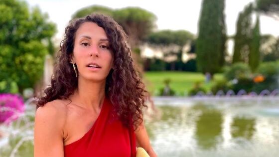 Influencer si fa togliere le tube per non avere figli, esplode la polemica