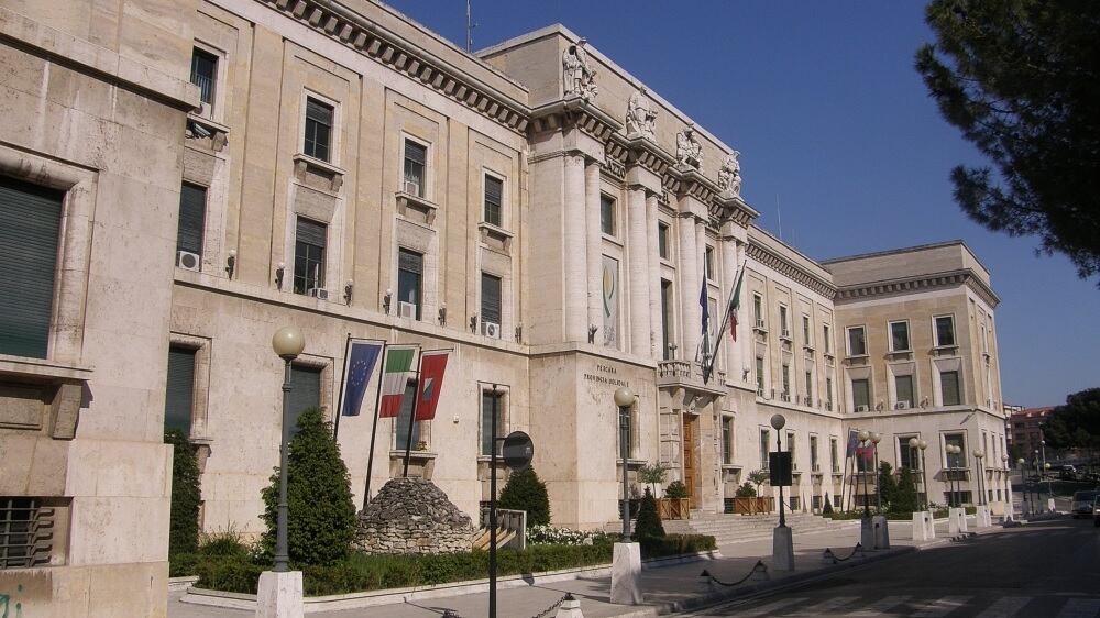 Prende una multa ma perde la testa, pugni in faccia al poliziotto