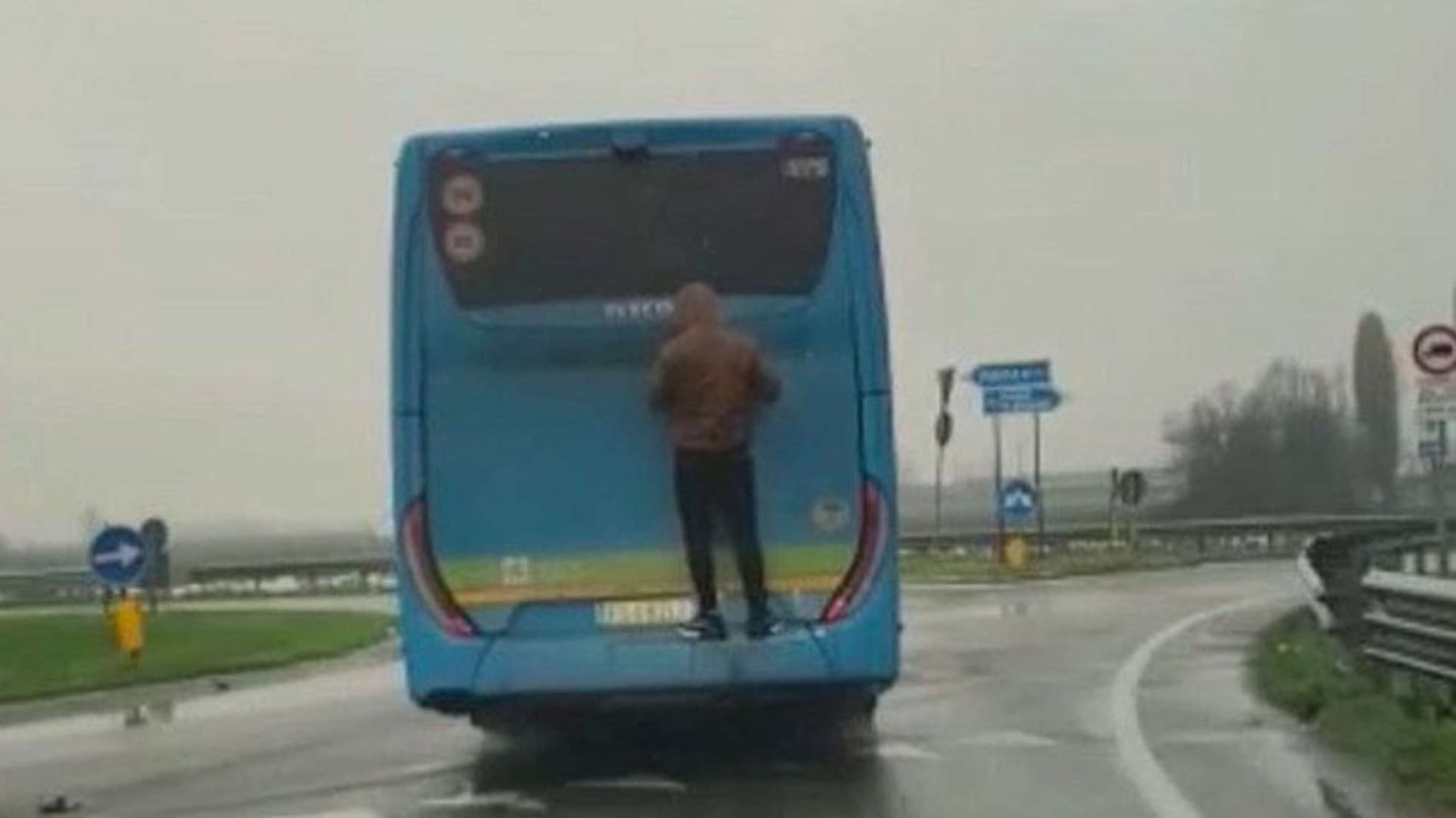 Dopo i treni ecco i "bus surfing": cos’è il folle gioco dei giovanissimi