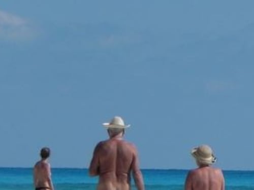 Capocotta, si sdraia nudo su una bagnante: 45enne denunciato per violenza sessuale