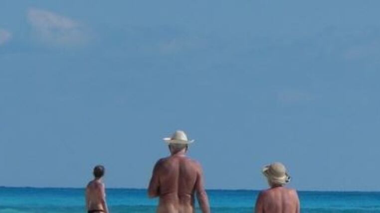 Ambientalisti e geologi all'attacco: "Il sesso tra i nudisti distrugge la spiaggia di Es Cavallet a Ibiza"