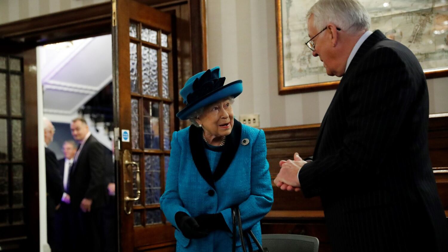 La regina Elisabetta cerca un organizzatore di viaggi reali