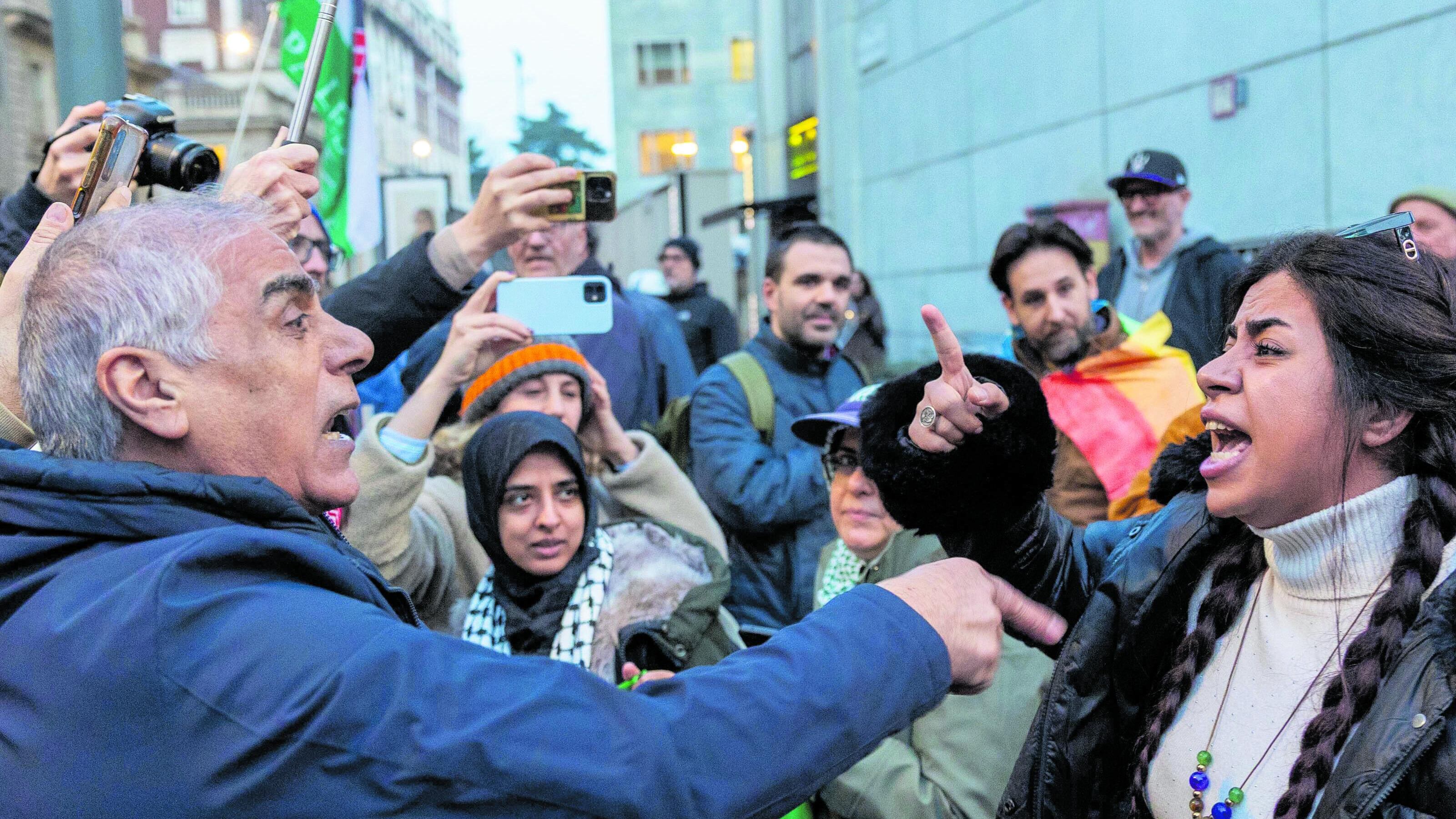 E gli iraniani contestano i "pacifisti". "Questo intervento militare ci serve"