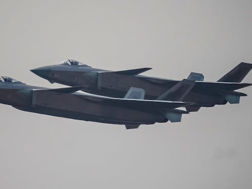 Caccia cinesi "contro" aereo Usa: tensione sui cieli di Taiwan