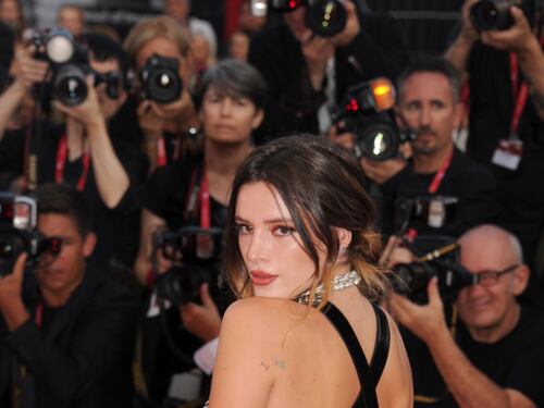 Trasparenze e scollatura, Bella Thorne è super sexy a Venezia