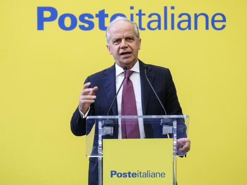 Passaporti alle Poste per risolvere il caos ritardi