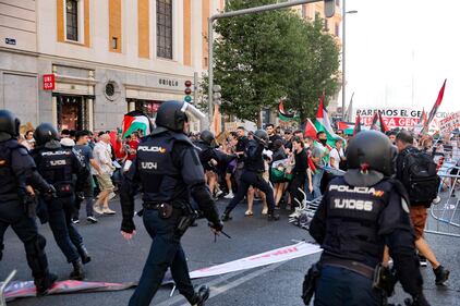 Proteste pro Palestina alla Vuelta, tensioni e cariche: ecco le immagini degli scontri di Madrid 21