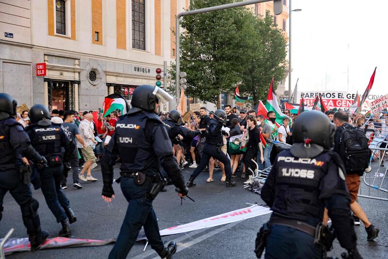 Proteste pro Palestina alla Vuelta, tensioni e cariche: ecco le immagini degli scontri di Madrid 21