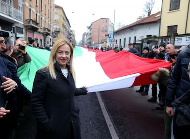 Fratelli d'Italia con tricolore di 500 metri in via Padova  7