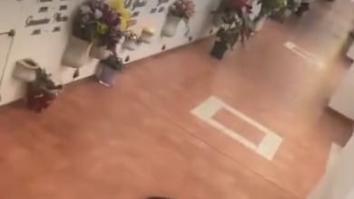 Ginnastica e risate: lo sfregio delle due ragazzine in cimitero