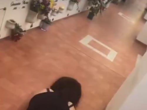 Ginnastica e risate: lo sfregio delle due ragazzine in cimitero