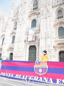 Tifo blaugrana in Piazza Duomo 9
