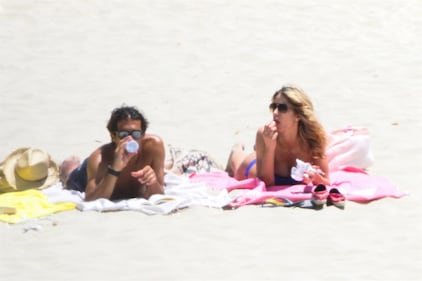 Elena Santarelli sexy in spiaggia 37