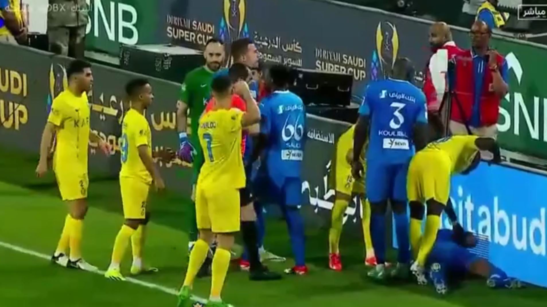 Colpisce avversario e minaccia arbitro: la follia di Cristiano Ronaldo