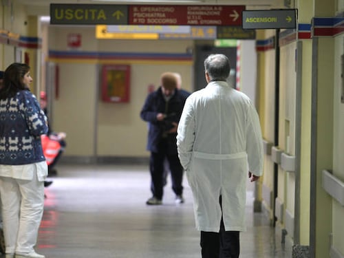 Influenza, pronto soccorso nel caos e medici in rivolta: "Così non ce la facciamo"