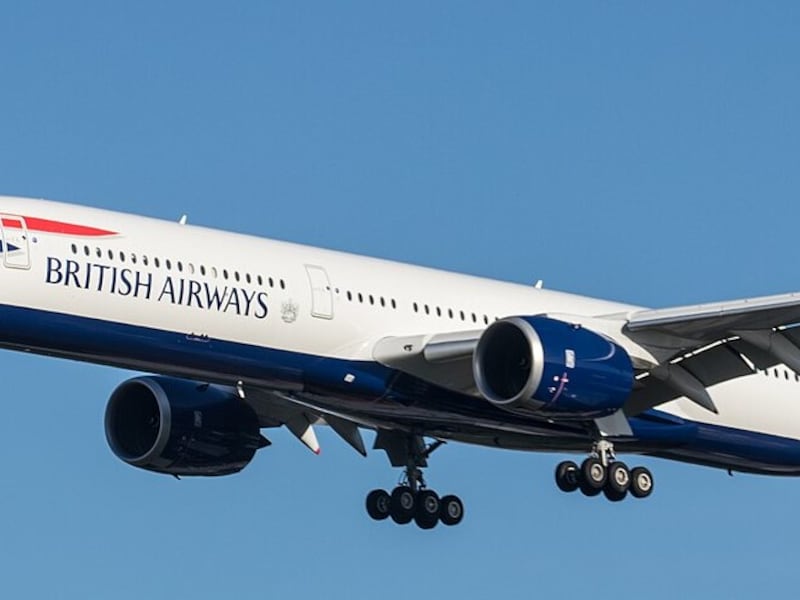 Paura ad alta quota sul volo Londra-Lisbona: atterraggio d’emergenza per una crepa nel finestrino
