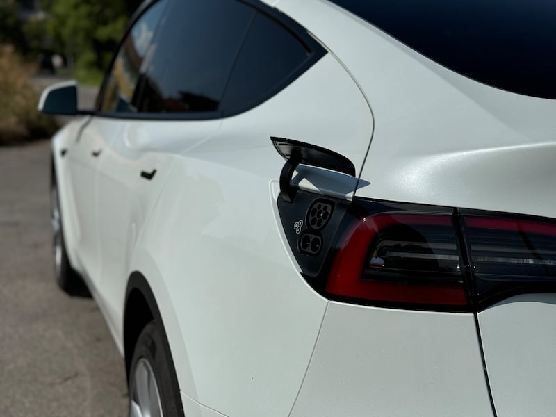 Tesla Model Y Long Range RWD: guarda la gallery del SUV elettrico super efficiente 17