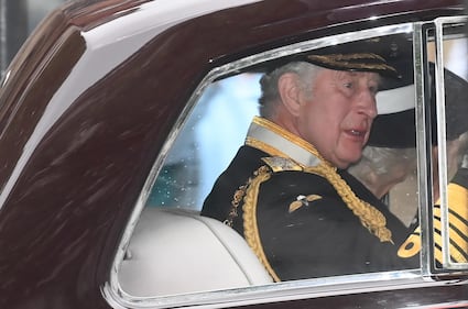 Dopo la rinuncia della Regina, Carlo debutta a Westminster 4