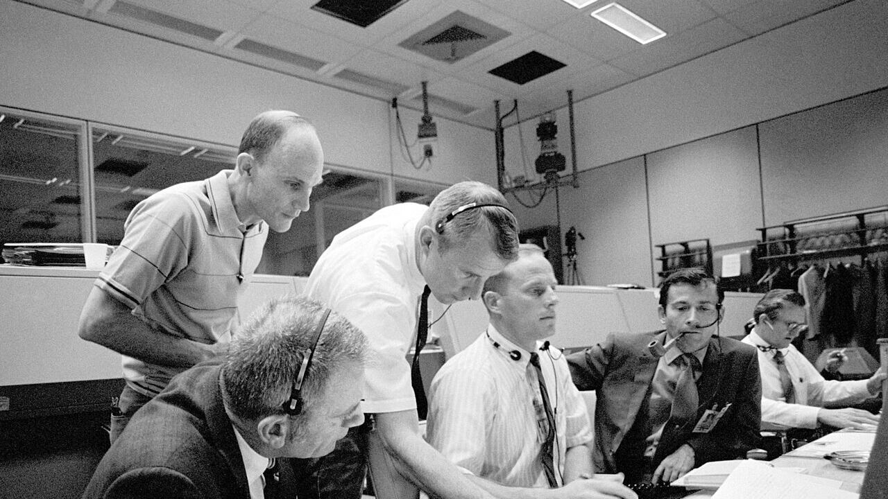 Addio a Mattingly, l'astronauta eroe. Grazie alla rosolia poté salvare l'Apollo 13