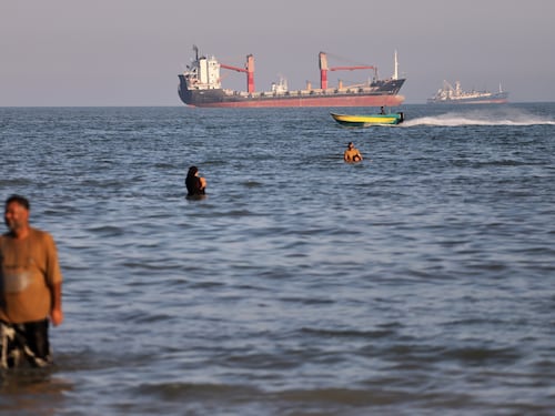 Hormuz, piano per evacuare gli 11mila marinai bloccati. Altro no degli Usa ai pedaggi
