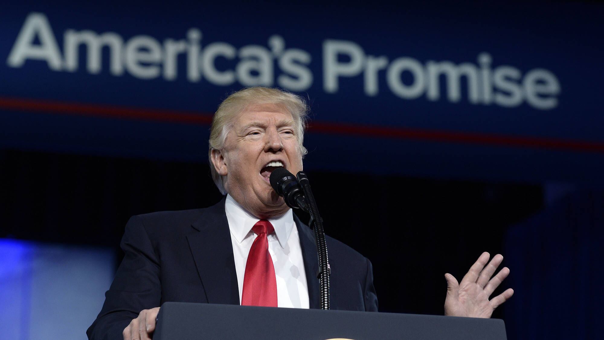 Trump accusa Obama: "C'è lui dietro le fughe di notizie"