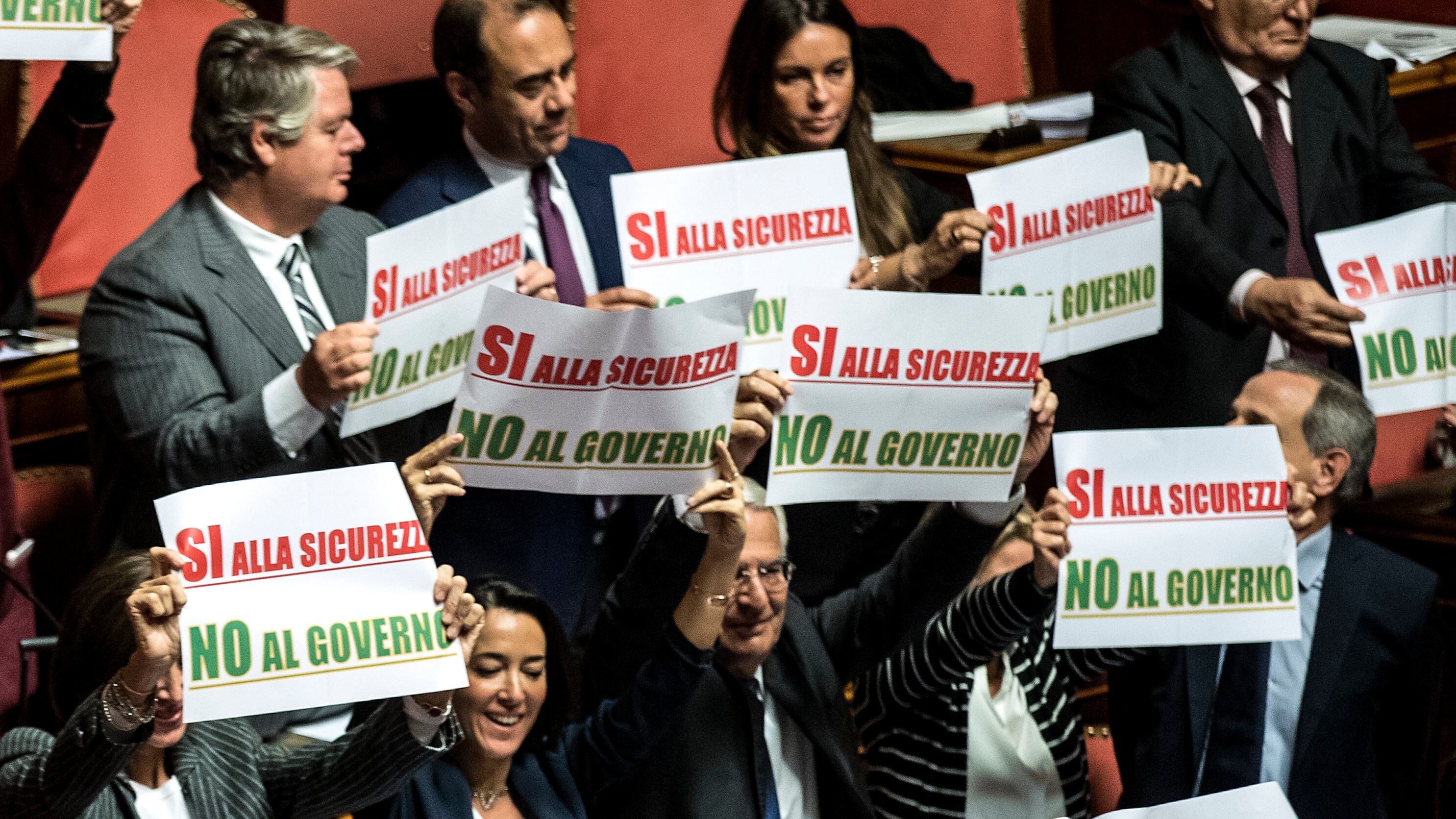 La protesta di Fi: cartelli contro la fiducia