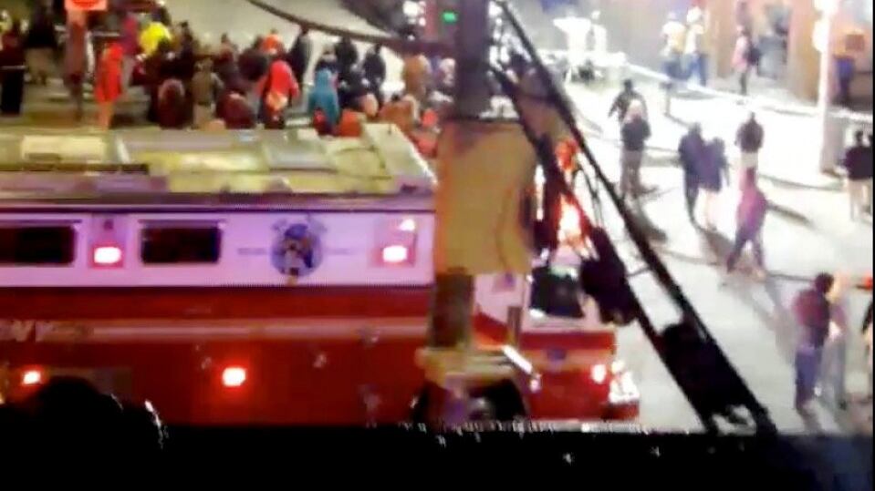 "Inferno di cristallo" a New York: bimbo gioca e incendia una palazzina