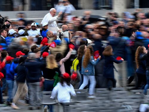 Il Papa fa salire 8 bimbi migranti sulla papamobile