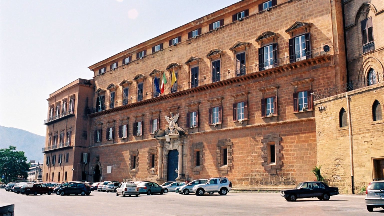 La Sicilia compra 4mila divise per uscieri e autisti al costo di un milione