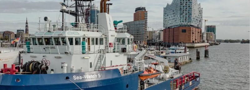 Migranti, fermata e multata la Sea-Watch 5. Piantedosi: “Grave violazione della normativa”. La Ong: “Noi non collaboriamo con i criminali libici”
