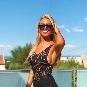 Agustina Gandolfo conquista i follower: gli scatti di lady Martinez 8
