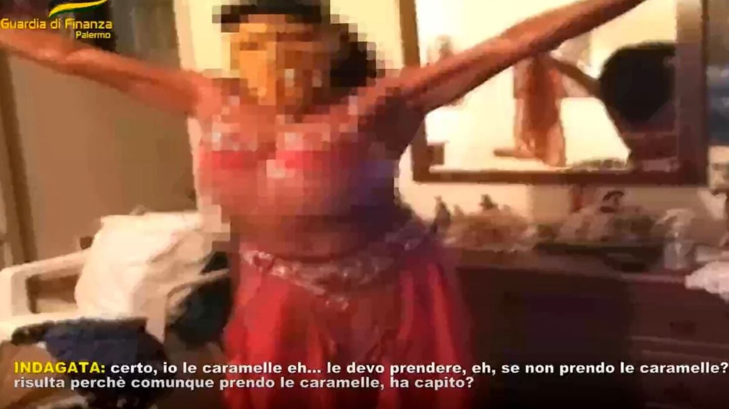 Danzatrice del ventre, ma invalida da 38 anni. La foto social la incastra
