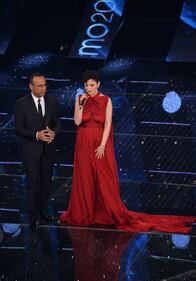 Arisa sceglie un "rosso passione" 5