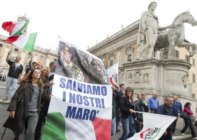 Marò tolti dal Campidoglio: scatta la protesta contro Marino 13