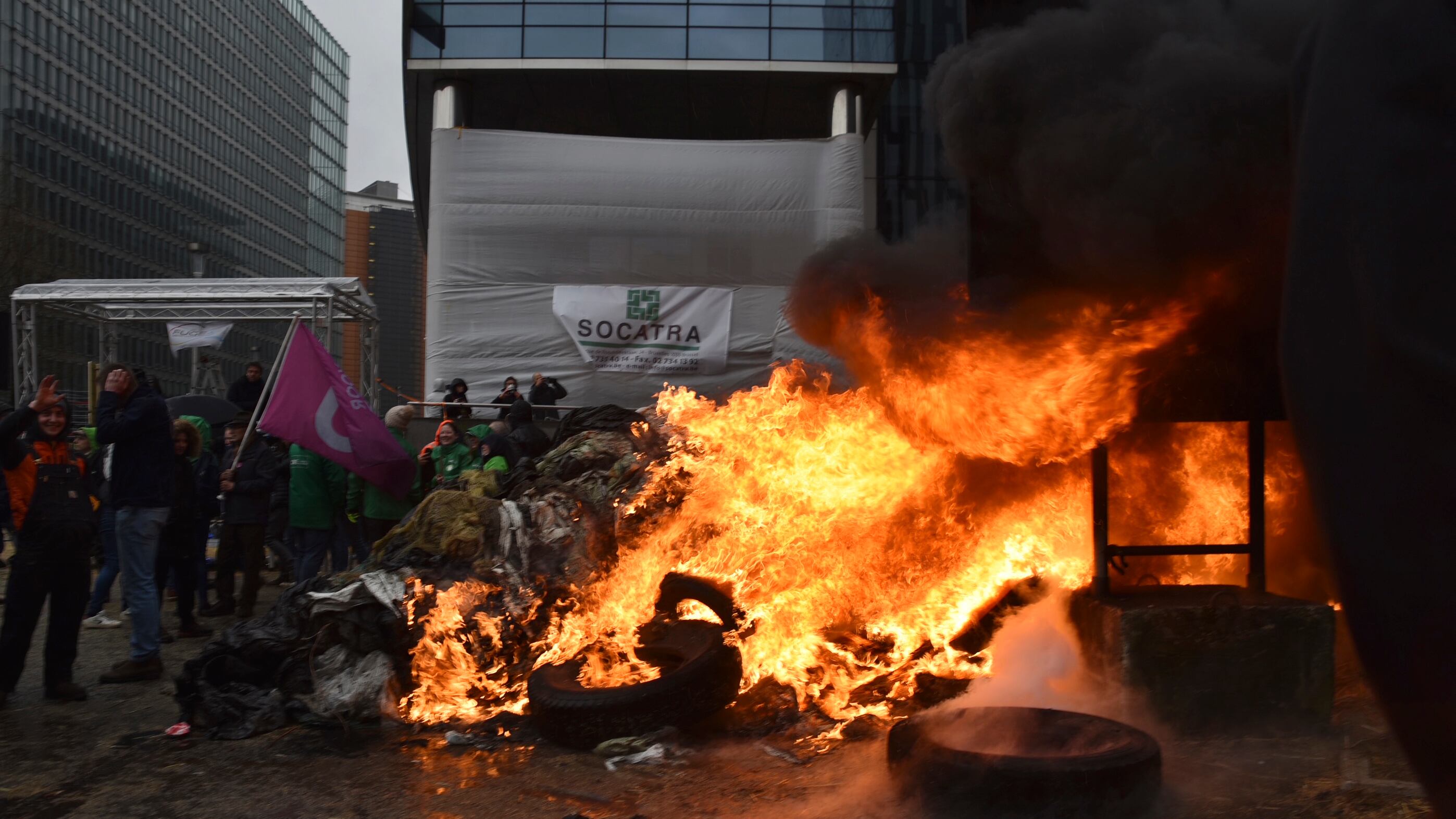 Protesta agricoltori, bloccato l'accesso all'aeroporto di Bruxelles