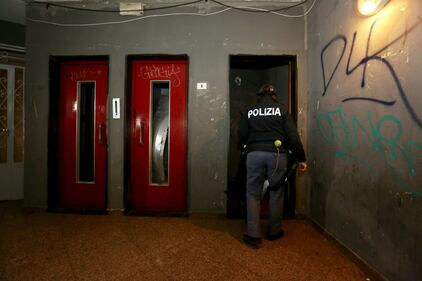 Milano, sgomberato il residence Cavezzali 9