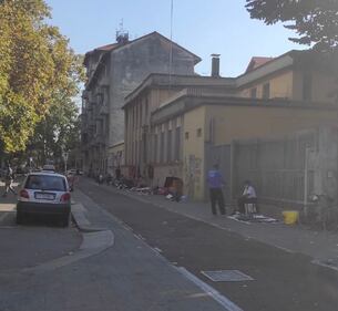 Bancarelle abusive di extracomunitari a Milano 1
