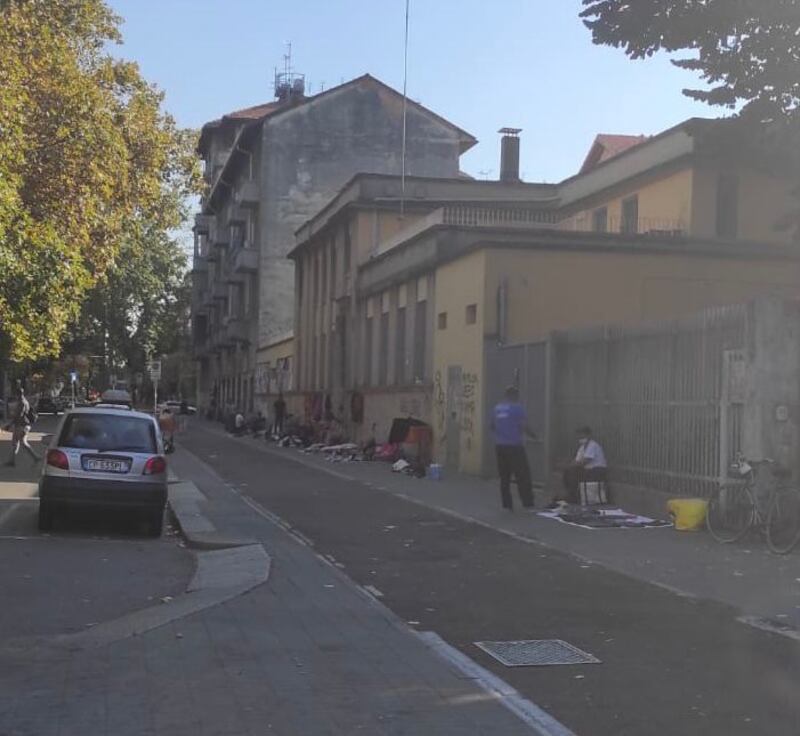 Bancarelle abusive di extracomunitari a Milano 1