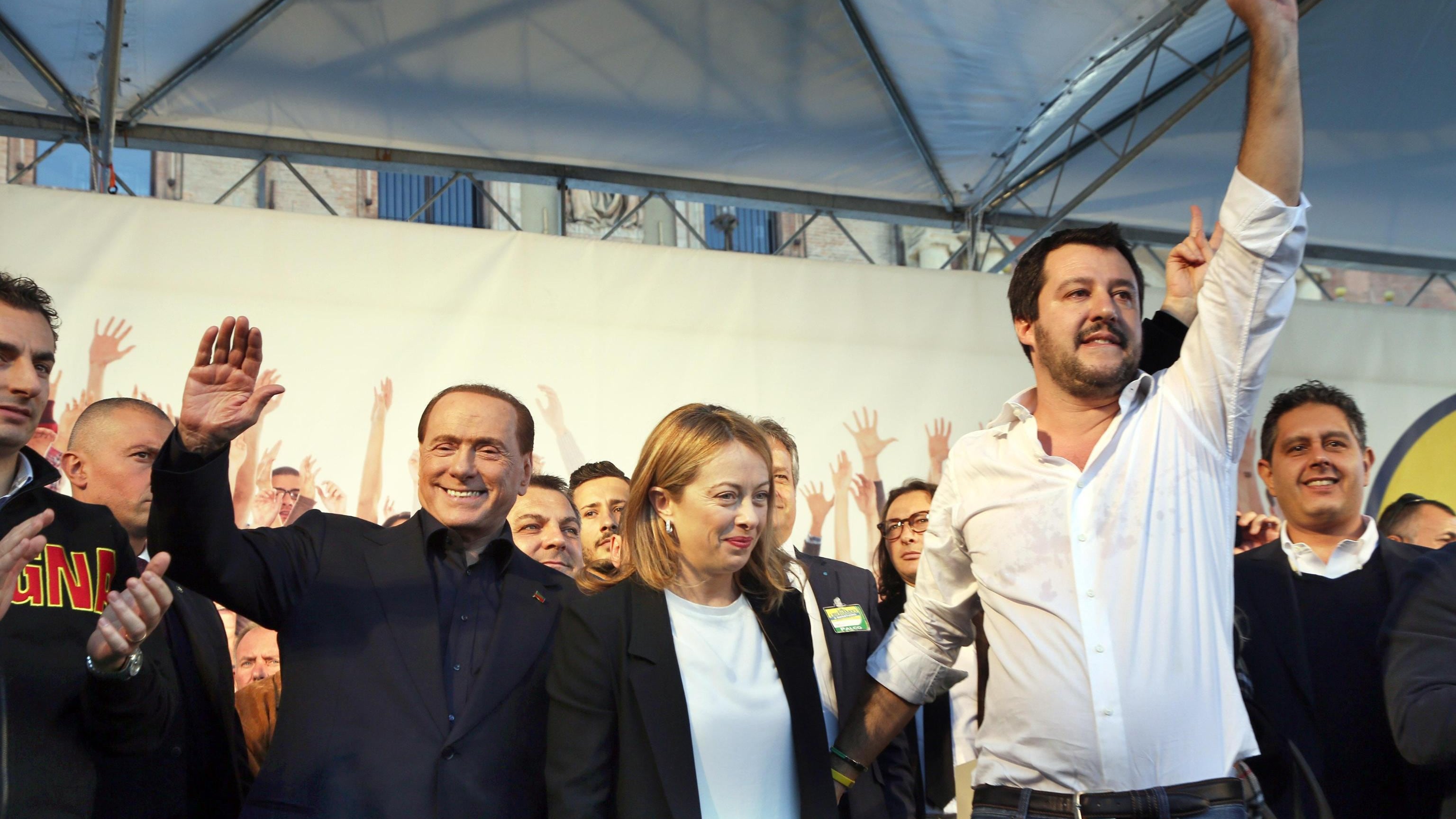 L'ultimo sondaggio: il centrodestra avanza, il Pd tracolla e Calenda non sfonda