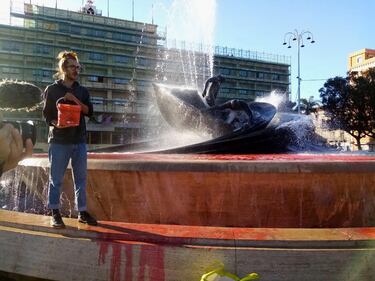 Traffico bloccato e fontana imbrattata di rosso, le immagini del blitz di Ultima generazione a Catania 8