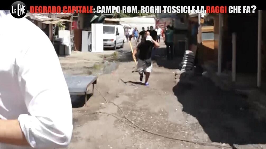 Filippo Roma accerchiato e rincorso con un badile in un campo rom