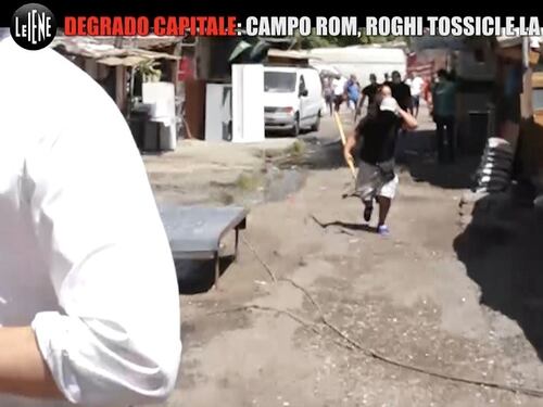 Filippo Roma accerchiato e rincorso con un badile in un campo rom