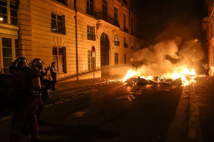 Parigi, barricate e fuoco in place de la Concorde 5
