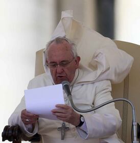 Papa Francesco litiga con il vento a San Pietro 1