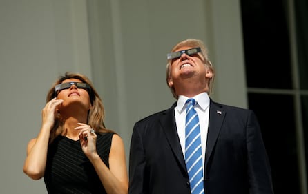 Trump guarda l'eclissi senza occhiali protettivi 11