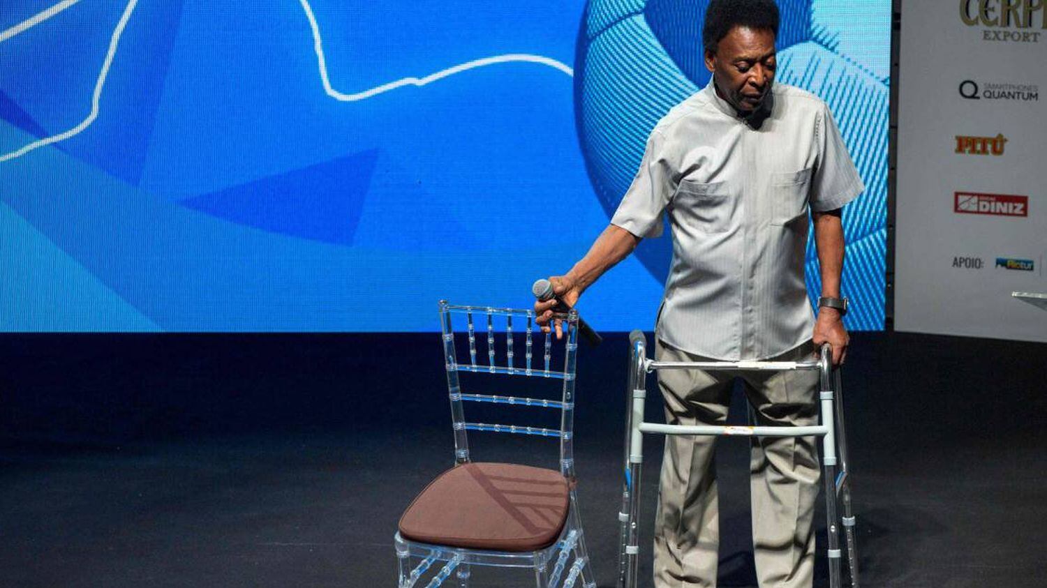 Pelé ricoverato d'urgenza a Parigi. "Ma non è in pericolo di vita"
