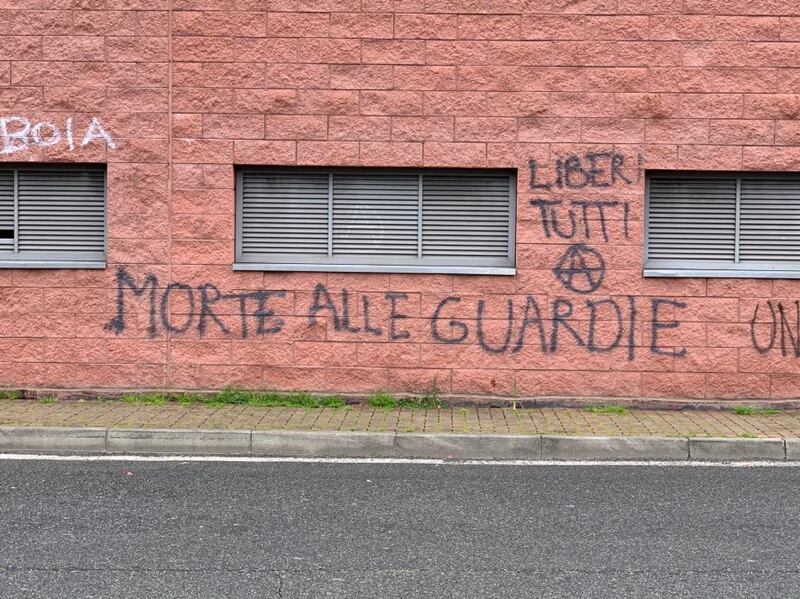 Modena e Bologna, le carceri devastate e le minacce sui muri 7